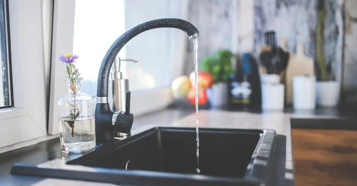 Sử dụng nước nóng để thông tắc bồn rửa bát (nguồn: sưu tầm)
