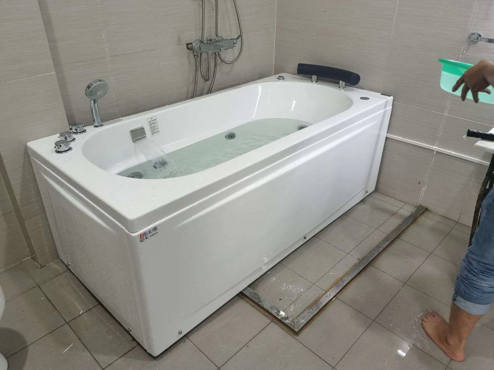  Tạo lỗ thoát nước trên sàn với ống thoát nước phải dài Ø 50 cm 
