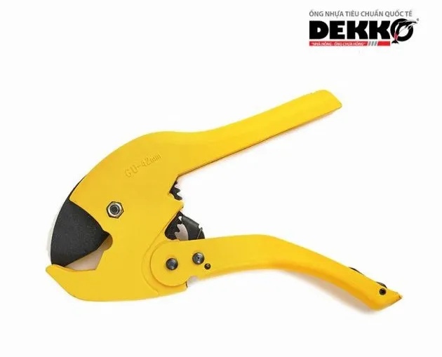 Kéo cắt ống nhựa giúp quá trình lắp đặt ống thông hơi bồn nước nhanh chóng hơn
