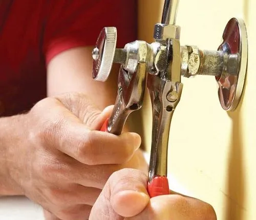 Sửa van khóa nước bằng đồng, bằng nhựa tại nhà đơn giản
