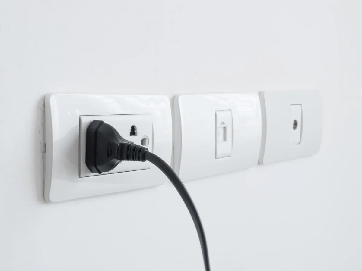 Ốp chân tường để che đi dây điện nổi (Nguồn: sưu tầm)