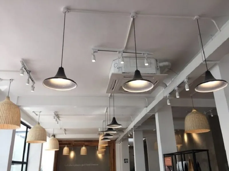 Kết hợp bóng đèn để trang trí dây điện nổi được áp dụng cho các không gian lớn, cần nhiều ánh sáng (Nguồn: sưu tầm)