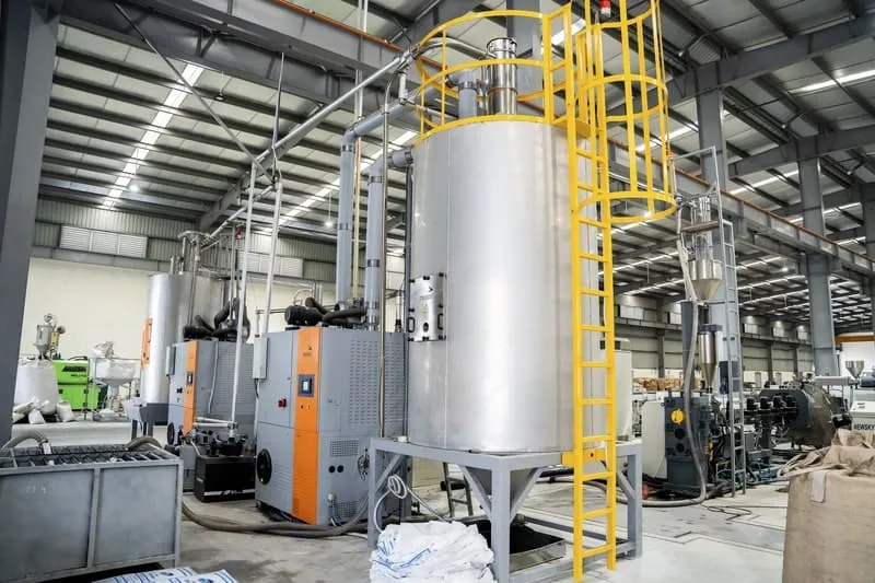 Ống nhựa được làm mát tại bể chân không