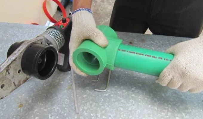 Việc sử dụng keo dán hay các dụng cụ nối ống mà không cần hàn vẫn rất đảm bảo